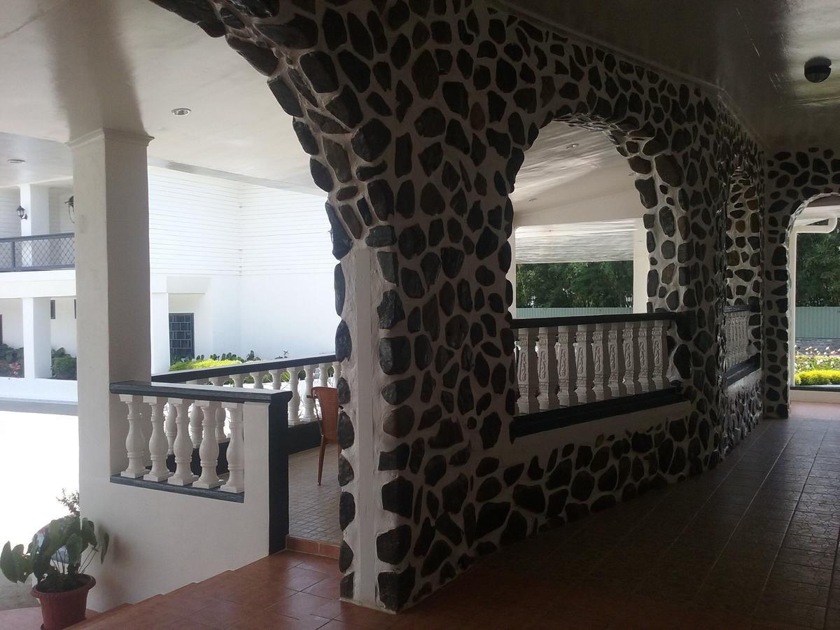 Mcroyal Hotel Маунт Хейгън Екстериор снимка